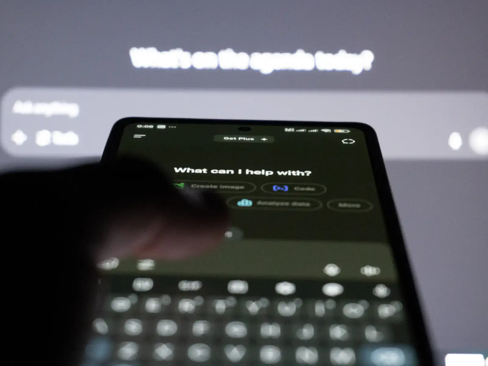 Person tippt eine Frage in einen KI-Assistenten am Smartphone.
