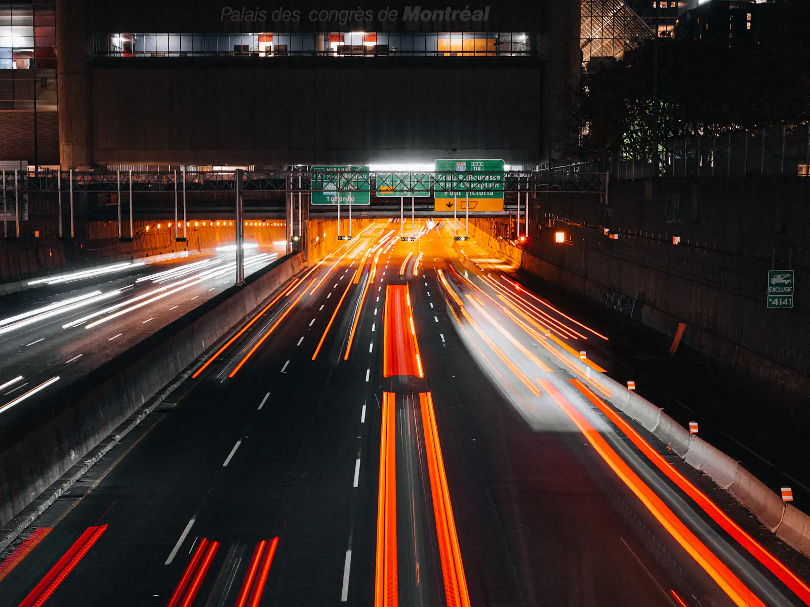Lichtspuren auf einer Stadtautobahn bei Nacht.