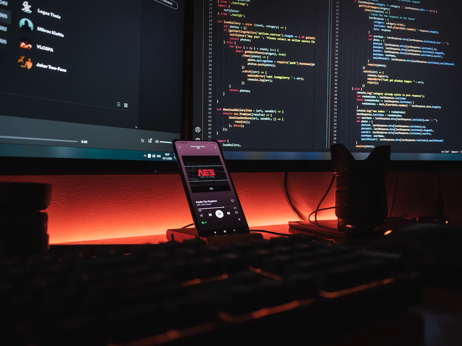 Monitore mit Code auf einem Entwickler-Schreibtisch.