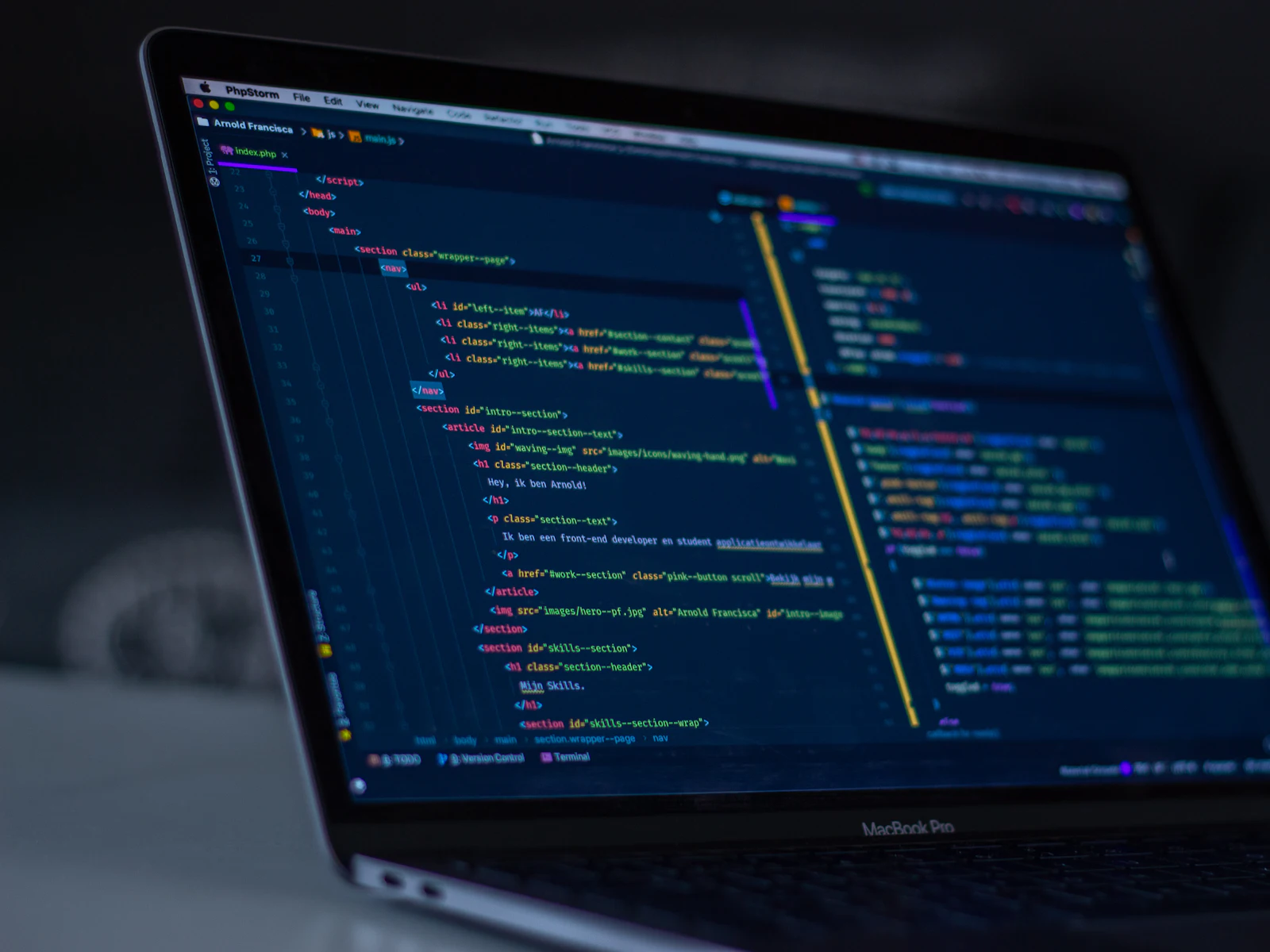 Laptop mit Quellcode am Bildschirm.